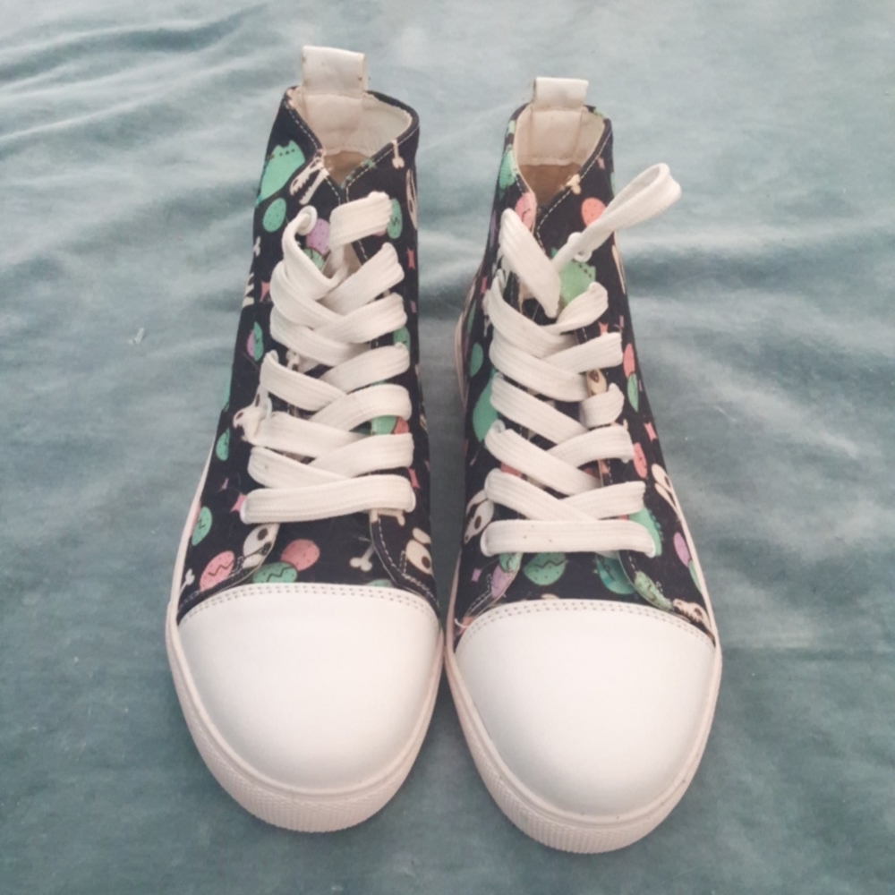 Hot Topic Pusheen the cat shoes size 5